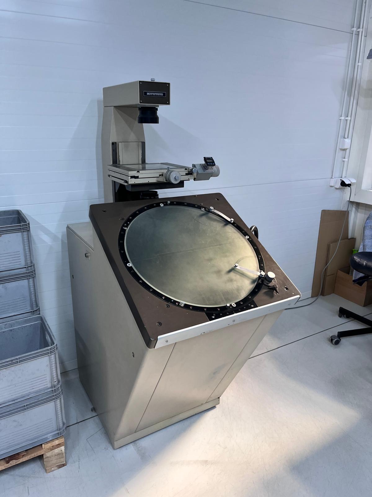 Mitutoyo PV-500 Profile Projector